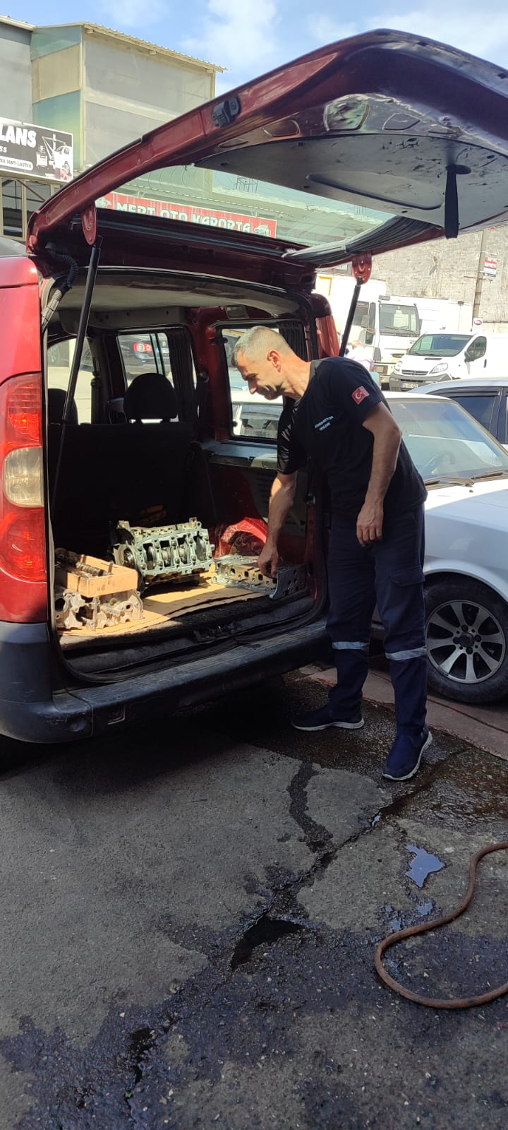 Araç arkasında motor parçaları teslimi